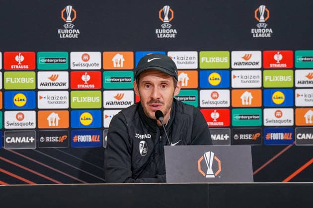 Fussball UEFA Europa League 2025 26, 8. Spieltag - OSC Lille vs SC Freiburg - Stade Pierre Mauroy (Lille, Frankreich): Julian Schuster (SC Freiburg, Trainer) Pressekonferenz, Medien Copyright: xJOERANxSTEINSIEKx