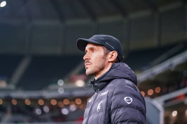 Fussball UEFA Europa League 2025 26, 8. Spieltag - OSC Lille vs SC Freiburg - Stade Pierre Mauroy (Lille, Frankreich): Julian Schuster (SC Freiburg, Trainer) Copyright: xJOERANxSTEINSIEKx