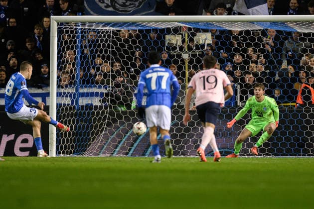 260129 Daan Heymans of KRC Genk scores the 1-1 goal behind goalkeeper Melker Ellborg of Malmö FF during the UEFA Europa League football match between KRC Genk and Malmö FF on January 29, 2026 in Genk. Photo: Simon Hastegard BILDBYRAN kod SH SH0684 fotboll football soccer fotball uefa europa league europa league krc genk malmö ff bbeng Copyright: SIMONxHASTEGARD BB260129SH143