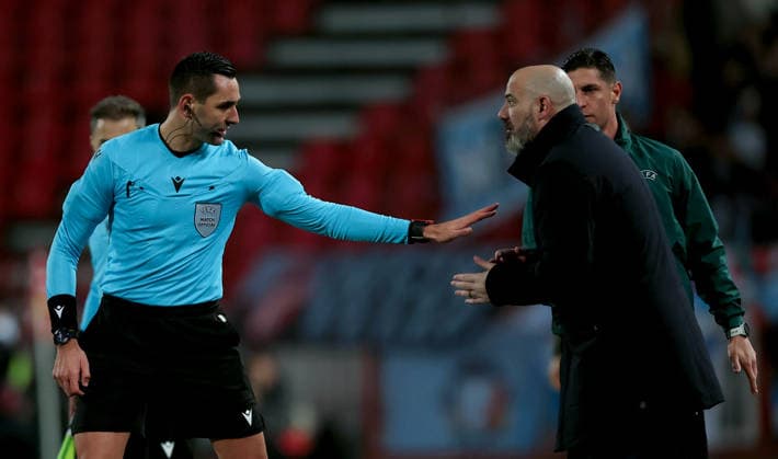 Crvena Zvezda v Celta Vigo, UEFA Europa League, League Phase, season 2025-2026 Belgrade, Serbia. 29th Jan, 2026. Referee Andrea Colombo and Crvena Zvezda s head coach Dejan Stankovic during the UEFA Europa League match between Crvena Zvezda (Red Star) and Celta Vigo in Belgrade, Serbia, Jan. 29, 2026. Belgrade Serbia Copyright: xPedjaxMilosavljevic STARSPORTx 2026x