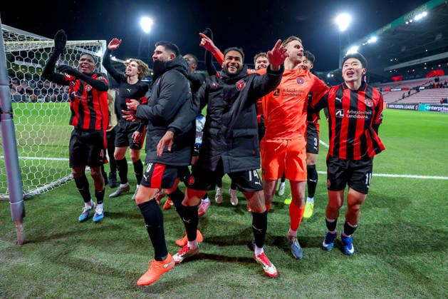 29.01.2026, Fußball, UEFA Europa League, Matchday 8, FC Midtjylland - GNK Dinamo Zagreb, MCH Arena in Herning, Dänemark: Abschlussjubel FC Midtjylland nach dem 2:0 Sieg. Ousmane Diao (FC Midtjylland 04) Martin Erlic (FC Midtjylland 06) Junior Brumado (FC Midtjylland 74) Goalkeeper Elias Olafsson (FC Midtjylland 16) Gue-sung Cho (FC Midtjylland 10) jubelnd Regulations prohibit any use of photographs as image sequences and or quasi-video. Dänemark