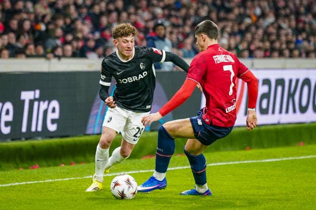 Fussball UEFA Europa League 2025 26, 8. Spieltag - OSC Lille vs SC Freiburg - Stade Pierre Mauroy (Lille, Frankreich): Philipp Treu (SC Freiburg, 29) Edon Zhegrova (OSC Lille, 7) Copyright: xJOERANxSTEINSIEKx