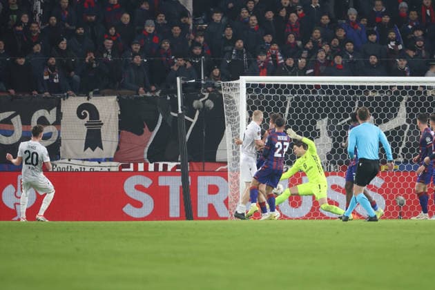 FC Basel - Viktoria Pilsen Jiri Panos (li,Pilsen) trifft zum 0:1 29.01.2026 Stadion St.Jakob Park Basel, SCHWEIZ, Saison 2025 2026 Herren Fussball UEFA Europa League FC Basel - Viktoria Pilsen Jiri Panos (li,Pilsen) trifft zum 0:1 gegen Torwart Marwin Hitz (FC Basel)