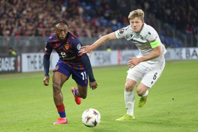 FC Basel - Viktoria Pilsen Benie Traore gegen Lukas Cerv 29.01.2026 Stadion St.Jakob Park Basel, SCHWEIZ, Saison 2025 2026 Herren Fussball UEFA Europa League FC Basel - Viktoria Pilsen Benie Traore (li,FC Basel) gegen Lukas Cerv (Pilsen)