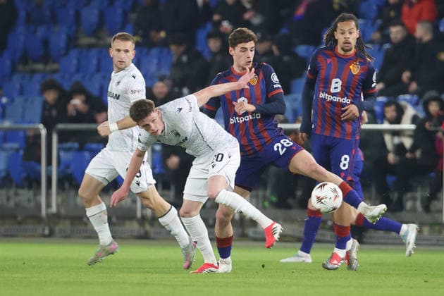 FC Basel - Viktoria Pilsen Jiri Panos gegen Dion Kacuri 29.01.2026 Stadion St.Jakob Park Basel, SCHWEIZ, Saison 2025 2026 Herren Fussball UEFA Europa League FC Basel - Viktoria Pilsen Jiri Panos (li,Pilsen) gegen Dion Kacuri (FC Basel)