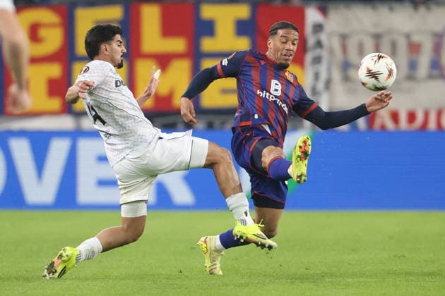 FC Basel - Viktoria Pilsen Merchas Doski gegen Kevin Rueegg 29.01.2026 Stadion St.Jakob Park Basel, SCHWEIZ, Saison 2025 2026 Herren Fussball UEFA Europa League FC Basel - Viktoria Pilsen Merchas Doski (li,Pilsen) gegen Kevin Rueegg (FC Basel)