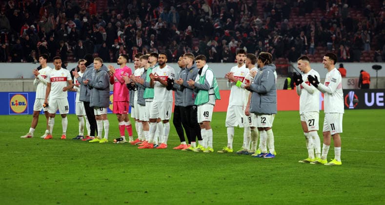 29.01.26 VfB Stuttgart - Young Boys Bern Deutschland, Stuttgart, 29.01.2026, Fussball, UEFA Europa League, Saison 2025 2026, VfB Stuttgart - Young Boys Bern: Team Mannschaft Spieler VfB Stuttgart Schlussjubel.