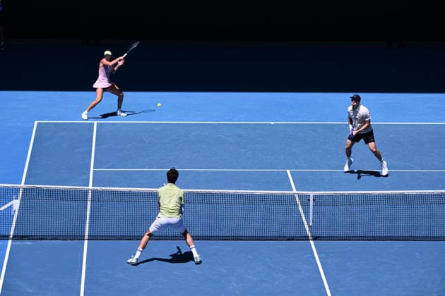TENNIS AUSTRALIAN OPEN, Olivia Gadecki and John Peers of Australia (top) in action against Kristina Mladenovic and Manuel Guinard of France during the mixed doubles final on day 13 of the 2026 Australian Open tennis tournament at Melbourne Park in Melbourne, Friday, January 30, 2026. ( NO ARCHIVING MELBOURNE VICTORIA AUSTRALIA  Copyright: xJOELxCARRETTx 20260130132682880980