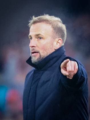 Cheftrainer Sebastian Hoeness (VfB Stuttgart) gibt Anweisungen an die Mannschaft, VfB Stuttgart vs. BSC Young Boys Bern, Fussball, Maenner, UEFA Europa League, Saison 2025 2026, 8. Spieltag, 29.01.2026 DFB regulations prohibit any use of photographs as image sequences and or quasi-video Stuttgart Baden-Wuerttemberg Deutschland