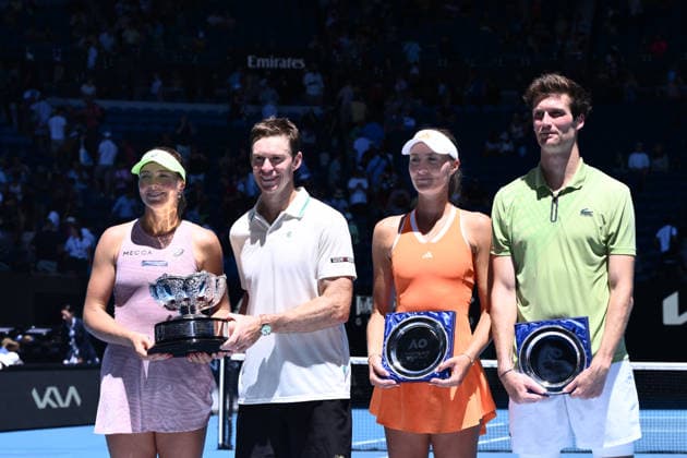 TENNIS AUSTRALIAN OPEN, Olivia Gadecki and John Peers of Australia (left) pose with thewinners trophy and Kristina Mladenovic and Manuel Guinard of France (right) witht the runners up plate in the mixed doubles final on day 13 of the 2026 Australian Open tennis tournament at Melbourne Park in Melbourne, Friday, January 30, 2026. ( NO ARCHIVING MELBOURNE VICTORIA AUSTRALIA  Copyright: xJOELxCARRETTx 20260130165781442074