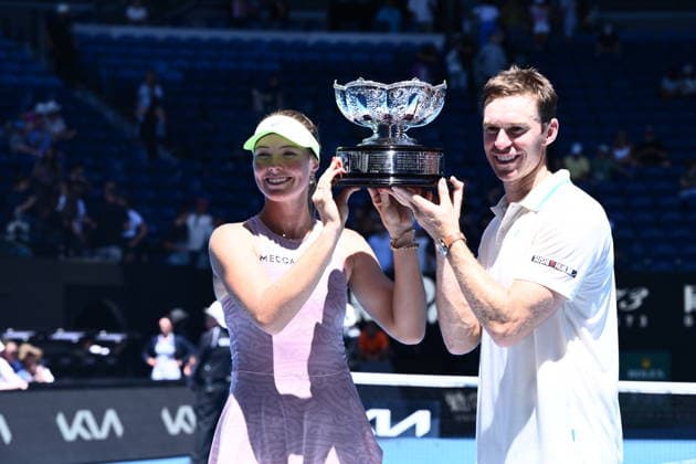 TENNIS AUSTRALIAN OPEN, Olivia Gadecki and John Peers of Australia pose with the trophy following their win over Kristina Mladenovic and Manuel Guinard of France in the mixed doubles final on day 13 of the 2026 Australian Open tennis tournament at Melbourne Park in Melbourne, Friday, January 30, 2026. ( NO ARCHIVING MELBOURNE VICTORIA AUSTRALIA  Copyright: xJOELxCARRETTx 20260130179464088560