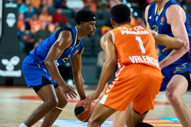 Valencia basket Vs Maccabi Rapyd Tel Aviv in Valencia - 29 Jan 2026 Kameron Taylor of Valencia basket and Jeffrey Jimmy Clark III of Maccabi Rapyd Tel Aviv seen in action during the Euroleague Regular Season Round 25 between Valencia basket and Maccabi Rapyd Tel Aviv at Roig Arena Stadium. Valencia basket 94 - 83 Maccabi Rapyd Tel Aviv Valencia Spain Copyright: xGermanxVidalxPoncex xSOPAxImagesx sport_29126_00069