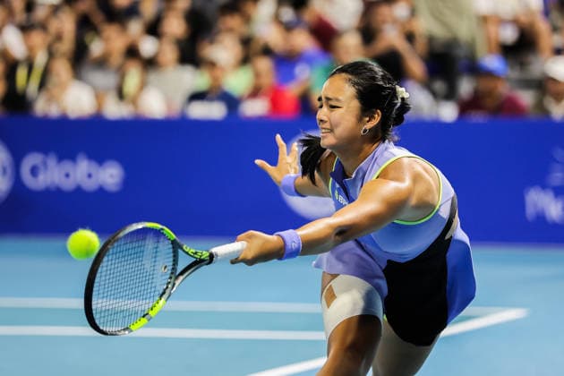(260130) -- MANILA, Jan. 30, 2026 -- Alexandra Eala of the Philippines hits a return during the women s singles quarterfinal match between Camila Osorio of Colombia and Alexandra Eala of the Philippines at the WTA, Tennis Damen Philippine Women s Open in Manila, the Philippines, Jan. 29, 2026. ) (SP)PHILIPPINES-MANILA-TENNIS-WTA PHILIPPINE WOMEN S OPEN-SINGLES RouellexUmali 