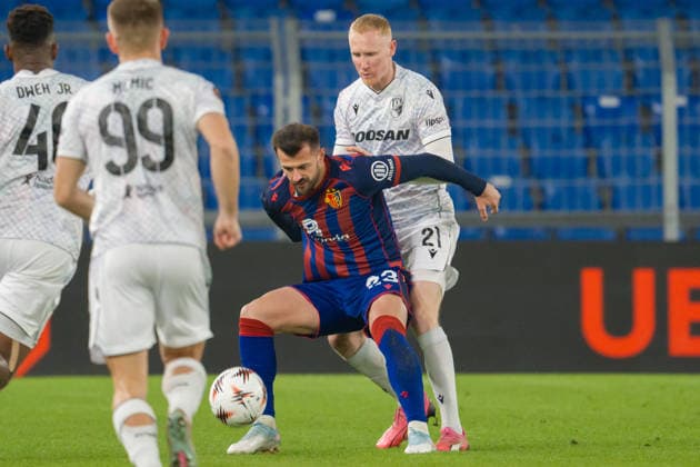29 01 2026, Basel, St. Jakob-Park, Europa League: FC Basel - Viktoria Plzen, battle for the ball between 23 Albian Ajeti (Basel) and 21 Vaclav Jemelka (Plzen) Basel St. Jakob-Park Basel Switzerland Copyright: xJustPictures.ch PascalxvonxBürenx jp-en-PaVoB-Pavo_Fotografie-00650