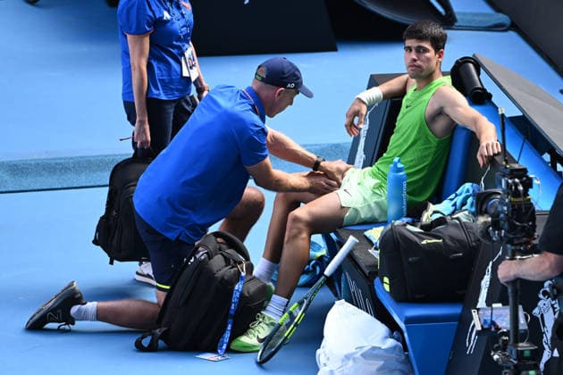 TENNIS AUSTRALIAN OPEN, Carlos Alcaraz of Spain receives medical attention during the men™s semifinal against Alexander Zverev of Germany on day 13 of the 2026 Australian Open tennis tournament at Melbourne Park in Melbourne, Friday, January 30, 2026. ( NO ARCHIVING MELBOURNE VICTORIA AUSTRALIA  Copyright: xJAMESxROSSx 20260130168395462009