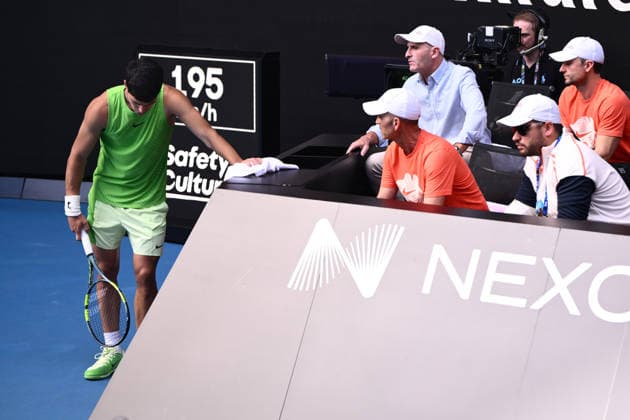 TENNIS AUSTRALIAN OPEN, Carlos Alcaraz of Spain chats with his team during the men™s semifinal against Alexander Zverev of Germany on day 13 of the 2026 Australian Open tennis tournament at Melbourne Park in Melbourne, Friday, January 30, 2026. ( NO ARCHIVING MELBOURNE VICTORIA AUSTRALIA  Copyright: xJOELxCARRETTx 20260130168737391013