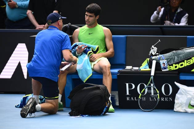 TENNIS AUSTRALIAN OPEN, Carlos Alcaraz of Spain receives medical attention during the men™s semifinal against Alexander Zverev of Germany on day 13 of the 2026 Australian Open tennis tournament at Melbourne Park in Melbourne, Friday, January 30, 2026. ( NO ARCHIVING MELBOURNE VICTORIA AUSTRALIA  Copyright: xJOELxCARRETTx 20260130111093740768