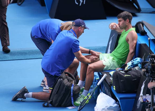Carlos Alcaraz (ESP) wird wegen einer Oberschenkel Verletzung behandelt,nimmt eine Schmerztablette, Australian Open 2026 Melbourne Park, Melbourne, Victoria, Australia.. Copyright: xJuergenxHasenkopfx