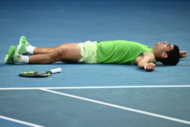 TENNIS AUSTRALIAN OPEN, Carlos Alcaraz of Spain collapses to the court as he takes match point during the men™s semifinal against Alexander Zverev of Germany on day 13 of the 2026 Australian Open tennis tournament at Melbourne Park in Melbourne, Friday, January 30, 2026. ( NO ARCHIVING MELBOURNE VICTORIA AUSTRALIA  Copyright: xJOELxCARRETTx 20260130199536846228
