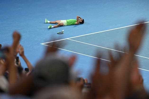 TENNIS AUSTRALIAN OPEN, Carlos Alcaraz of Spain collapses to the court as he takes match point during the men™s semifinal against Alexander Zverev of Germany on day 13 of the 2026 Australian Open tennis tournament at Melbourne Park in Melbourne, Friday, January 30, 2026. ( NO ARCHIVING MELBOURNE VICTORIA AUSTRALIA  Copyright: xJAMESxROSSx 20260130147861467600