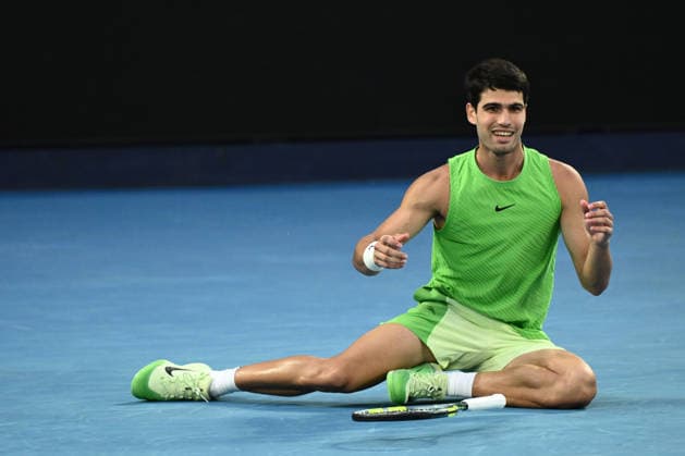 TENNIS AUSTRALIAN OPEN, Carlos Alcaraz of Spain collapses to the court as he takes match point during the men™s semifinal against Alexander Zverev of Germany on day 13 of the 2026 Australian Open tennis tournament at Melbourne Park in Melbourne, Friday, January 30, 2026. ( NO ARCHIVING MELBOURNE VICTORIA AUSTRALIA  Copyright: xJOELxCARRETTx 20260130118734634146