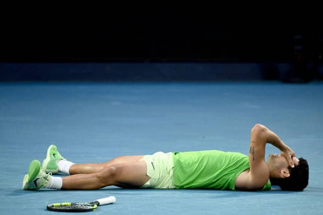 TENNIS AUSTRALIAN OPEN, Carlos Alcaraz of Spain collapses to the court as he takes match point during the men™s semifinal against Alexander Zverev of Germany on day 13 of the 2026 Australian Open tennis tournament at Melbourne Park in Melbourne, Friday, January 30, 2026. ( NO ARCHIVING MELBOURNE VICTORIA AUSTRALIA  Copyright: xJOELxCARRETTx 20260130145204240743