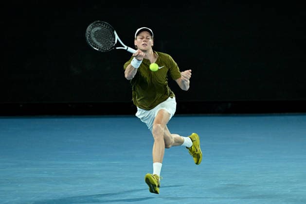 TENNIS AUSTRALIAN OPEN, Jannik Sinner of Italy in action during the men™s semifinal against Novak Djokovic of Serbia on day 13 of the 2026 Australian Open tennis tournament at Melbourne Park in Melbourne, Friday, January 30, 2026. ( NO ARCHIVING MELBOURNE VICTORIA AUSTRALIA  Copyright: xJAMESxROSSx 20260130172315252051