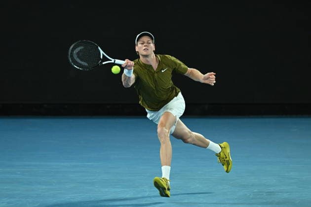 TENNIS AUSTRALIAN OPEN, Jannik Sinner of Italy in action during the men™s semifinal against Novak Djokovic of Serbia on day 13 of the 2026 Australian Open tennis tournament at Melbourne Park in Melbourne, Friday, January 30, 2026. ( NO ARCHIVING MELBOURNE VICTORIA AUSTRALIA  Copyright: xJAMESxROSSx 20260130148037601666
