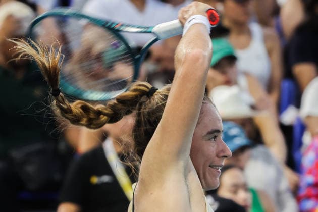 (260130) -- MANILA, Jan. 30, 2026 -- Solana Sierra hits a return during the women s singles semifinal match between Camila Osorio of Colombia and Solana Sierra of Argentina at the WTA, Tennis Damen Philippine Women s Open in Manila, the Philippines, Jan. 30, 2026. ) (SP)PHILIPPINES-MANILA-WTA PHILIPPINE WOMEN S OPEN RouellexUmali 
