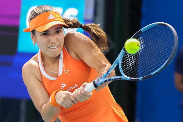 (260130) -- MANILA, Jan. 30, 2026 -- Camila Osorio hits a return during the women s singles semifinal match between Camila Osorio of Colombia and Solana Sierra of Argentina at the WTA, Tennis Damen Philippine Women s Open in Manila, the Philippines, Jan. 30, 2026. ) (SP)PHILIPPINES-MANILA-WTA PHILIPPINE WOMEN S OPEN RouellexUmali 