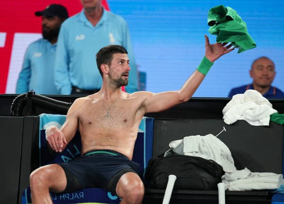 Novak Djokovic (SRB) sitzt auf der Bank waehrend der Spielpause, Australian Open 2026 Melbourne Park, Melbourne, Victoria, Australia.. Copyright: xJuergenxHasenkopfx