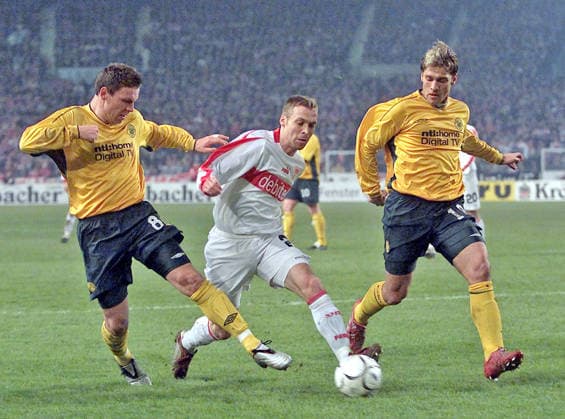 27.02.03 VfB Stuttgart - Celtic Glasgow Deutschland, Stuttgart, 27.02.2003, Fussball, UEFA Pokal, Saison 2002 2003, VfB Stuttgart - Celtic Glasgow (3:2): v.l. Alan Thompson (Celtic Glasgow), Andreas Hinkel (VfB Stuttgart), Stilijan Petrow (Celtic Glasgow).