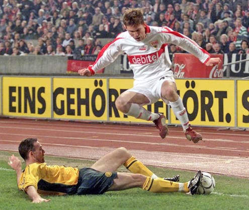 27.02.03 VfB Stuttgart - Celtic Glasgow Deutschland, Stuttgart, 27.02.2003, Fussball, UEFA Pokal, Saison 2002 2003, VfB Stuttgart - Celtic Glasgow (3:2): v.l. Paul Lambert (Celtic Glasgow), Alexander Hleb (VfB Stuttgart).