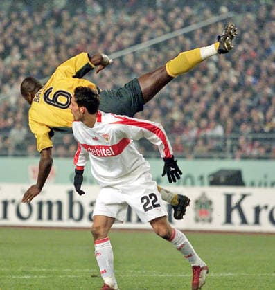 27.02.03 VfB Stuttgart - Celtic Glasgow Deutschland, Stuttgart, 27.02.2003, Fussball, UEFA Pokal, Saison 2002 2003, VfB Stuttgart - Celtic Glasgow (3:2): v.l. Bobo Balde (Celtic Glasgow), Kevin Kuranyi (VfB Stuttgart).