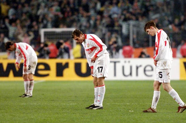 27.02.03 VfB Stuttgart - Celtic Glasgow Deutschland, Stuttgart, 27.02.2003, Fussball, UEFA Pokal, Saison 2002 2003, VfB Stuttgart - Celtic Glasgow (3:2): v.l. Timo Wenzel, Jochen Seitz, Alexander Hleb (alle VfB Stuttgart).