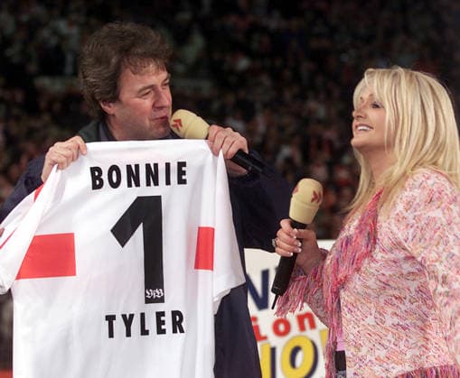 27.02.03 VfB Stuttgart - Celtic Glasgow Deutschland, Stuttgart, 27.02.2003, Fussball, UEFA Pokal, Saison 2002 2003, VfB Stuttgart - Celtic Glasgow (3:2): v.l. Günter Schneidewind (SWR), Bonnie Tyler (Sängerin).