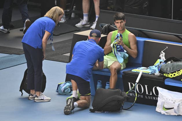 Australian Open 2026 MELBOURNE, AUSTRALIA - JANUARY 30: Carlos Alcaraz (ESP) receives treatment during his match against Alexander Zverev (GER) (NOT SEEN) during the Semifinals match at the Australian Open grand slam tennis tournament at Melbourne Park in Melbourne, Australia on January 30, 2026. Mark Avellino Anadolu Melbourne Australia. Editorial use only. Please get in touch for any other usage.  Copyright: x2026xAnadoluxMarkxAvellinox