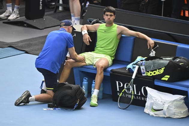 Australian Open 2026 MELBOURNE, AUSTRALIA - JANUARY 30: Carlos Alcaraz (ESP) receives treatment during his match against Alexander Zverev (GER) (NOT SEEN) during the Semifinals match at the Australian Open grand slam tennis tournament at Melbourne Park in Melbourne, Australia on January 30, 2026 Mark Avellino Anadolu Melbourne Australia. Editorial use only. Please get in touch for any other usage.  Copyright: x2026xAnadoluxMarkxAvellinox
