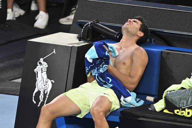 Australian Open 2026 MELBOURNE, AUSTRALIA - JANUARY 30: Carlos Alcaraz (ESP) rests during the Semifinals match at the Australian Open grand slam tennis tournament at Melbourne Park in Melbourne, Australia on January 30, 2026 Mark Avellino Anadolu Melbourne Australia. Editorial use only. Please get in touch for any other usage.  Copyright: x2026xAnadoluxMarkxAvellinox