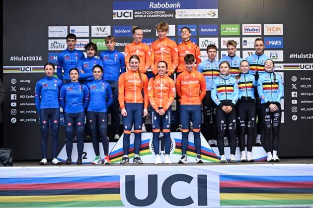 UCI World Championships 2026 Hulst HULST, THE NETHERLANDS - JANUARY 30 : Team Italiy (silver medal) : Grigolini Filippo, Viezzi Stefano (Ita), Casasola Sara (Ita), Ferri Elisa, Pellizotti Giorgia (Ita), Fontana Filippo Team Netherlands (gold medal) ; Van Den Eijnden Guus (Ned), Heeren Delano, Versluis Isis (Ned), Bentveld Leonie, Van Anrooij Shirin (Ned), Del Grosso Tibor (NED) and Team Belgium (bronze medal) : Moors Fleur (BEL), De Bruyckere Kay (BEL), Brouwers Julie (BEL), Van Lee Jari (BEL), Peeters Zita (BEL), Vandeputte Niels (BEL) pictured during the podium ceremony of the 2026 UCI Cyclo-Cross World Championships for Team Relay on January 30, 2026 in Hulst, The Netherlands, 30 01 2026 Hulst The Netherlands  Copyright: xNicoxVereeckenx