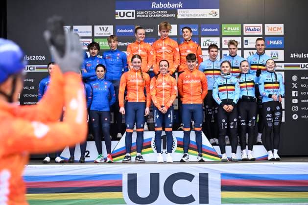 UCI World Championships 2026 Hulst HULST, THE NETHERLANDS - JANUARY 30 : Team Italiy (silver medal) : Grigolini Filippo, Viezzi Stefano (Ita), Casasola Sara (Ita), Ferri Elisa, Pellizotti Giorgia (Ita), Fontana Filippo Team Netherlands (gold medal) ; Van Den Eijnden Guus (Ned), Heeren Delano, Versluis Isis (Ned), Bentveld Leonie, Van Anrooij Shirin (Ned), Del Grosso Tibor (NED) and Team Belgium (bronze medal) : Moors Fleur (BEL), De Bruyckere Kay (BEL), Brouwers Julie (BEL), Van Lee Jari (BEL), Peeters Zita (BEL), Vandeputte Niels (BEL) pictured during the podium ceremony of the 2026 UCI Cyclo-Cross World Championships for Team Relay on January 30, 2026 in Hulst, The Netherlands, 30 01 2026 Hulst The Netherlands  Copyright: xNicoxVereeckenx
