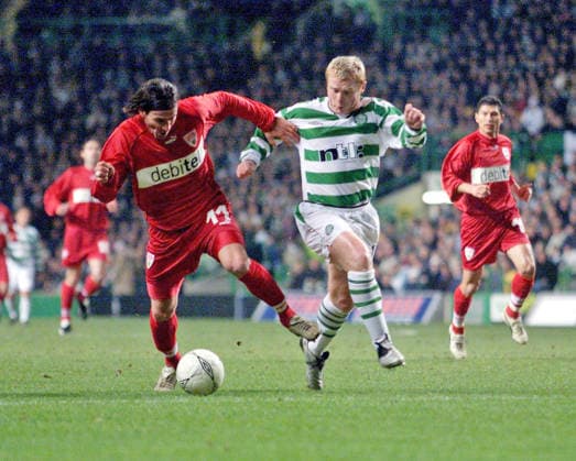20.02.03 Celtic Glasgow - VfB Stuttgart Schottland, Glasgow, 20.02.2003, Fussball, UEFA Pokal, Saison 2002 2003, Celtic Glasgow - VfB Stuttgart (3:1): v.l. Ioannis Amanatidis (VfB Stuttgart), Neil Lennon (Celtic Glasgow).