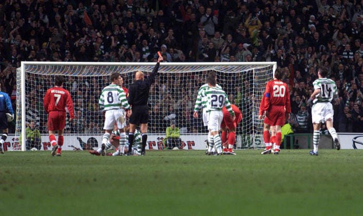 20.02.03 Celtic Glasgow - VfB Stuttgart Schottland, Glasgow, 20.02.2003, Fussball, UEFA Pokal, Saison 2002 2003, Celtic Glasgow - VfB Stuttgart (3:1): v.l. Pierluigi Collina (Schiedsrichter), Marcelo Bordon (VfB Stuttgart); Rote Karte.