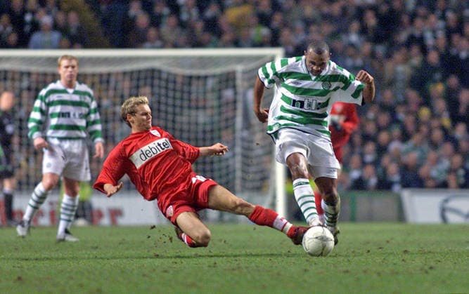 20.02.03 Celtic Glasgow - VfB Stuttgart Schottland, Glasgow, 20.02.2003, Fussball, UEFA Pokal, Saison 2002 2003, Celtic Glasgow - VfB Stuttgart (3:1): v.l. Bradley Carnell (VfB Stuttgart), Didier Agathe (Celtic Glasgow).