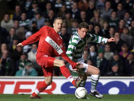 20.02.03 Celtic Glasgow - VfB Stuttgart Schottland, Glasgow, 20.02.2003, Fussball, UEFA Pokal, Saison 2002 2003, Celtic Glasgow - VfB Stuttgart (3:1): v.l. Andreas Hinkel (VfB Stuttgart), Alan Thompson (Celtic Glasgow).