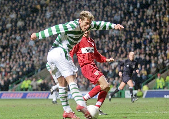 20.02.03 Celtic Glasgow - VfB Stuttgart Schottland, Glasgow, 20.02.2003, Fussball, UEFA Pokal, Saison 2002 2003, Celtic Glasgow - VfB Stuttgart (3:1): v.l. Stilijan Petrow (Celtic Glasgow), Steffen Dangelmayr (VfB Stuttgart); Tor 3:1 Petrow.