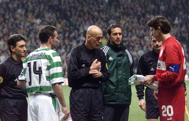 20.02.03 Celtic Glasgow - VfB Stuttgart Schottland, Glasgow, 20.02.2003, Fussball, UEFA Pokal, Saison 2002 2003, Celtic Glasgow - VfB Stuttgart (3:1): v.l. Paul Lambert (Celtic Glasgow), Pierluigi Collina (Schiedsrichter), Zvonimir Soldo (VfB Stuttgart).