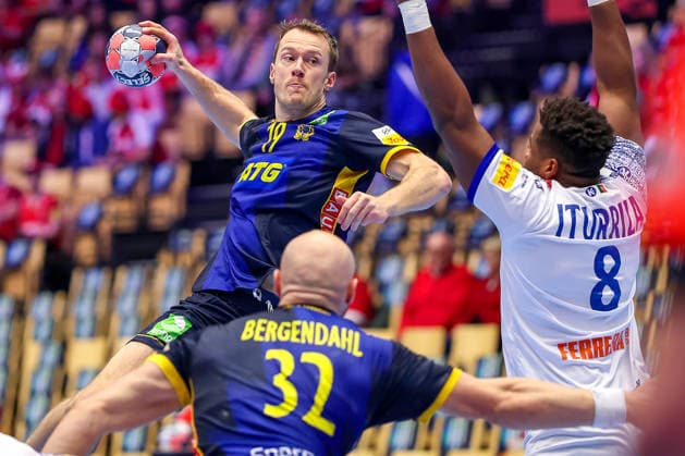 30.01.2026, Handball, Men s EHF EURO 2026, Portugal - Schweden, Jyske Bank Boxen in Herning, Dänemark, Spiel um Platz 5: Felix Claar (Sweden 19) wirft den Ball auf das Tor gegen Victor Manuel Iturriza Alvarez (Portugal 08) Dänemark