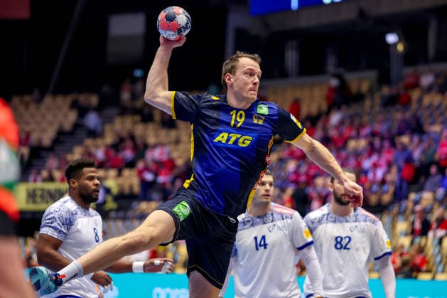 30.01.2026, Handball, Men s EHF EURO 2026, Portugal - Schweden, Jyske Bank Boxen in Herning, Dänemark, Spiel um Platz 5: Felix Claar (Sweden 19) wirft den Ball auf das Tor Dänemark
