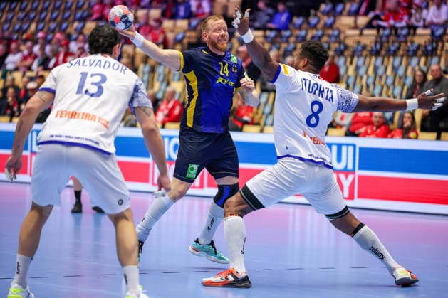 30.01.2026, Handball, Men s EHF EURO 2026, Portugal - Schweden, Jyske Bank Boxen in Herning, Dänemark, Spiel um Platz 5: Jim Gottfridsson (Sweden 24) im Zweikampf gegen Rocha Nogueira (Portugal 13) Victor Manuel Iturriza Alvarez (Portugal 08) Dänemark